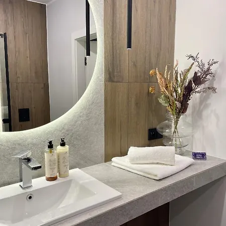 Apartcentrum-charlotte -parking-air Conditioning Apartment *